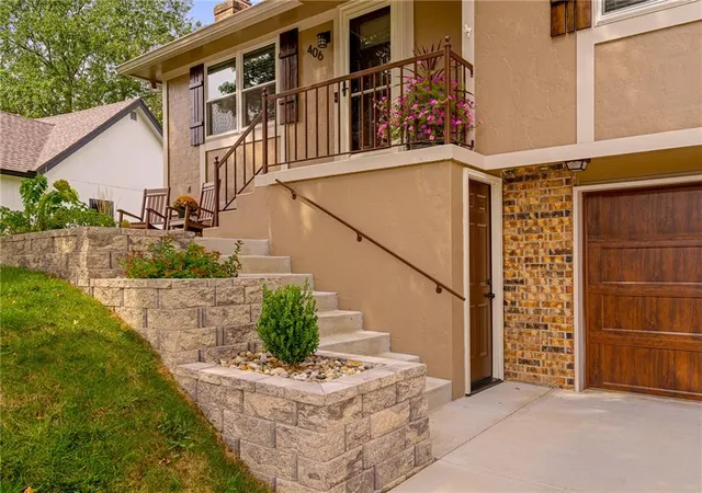 Photo 3 of Sale Pending at 406 Ne Crescent St, Lees Summit, MO 64086 | MLS# 2642954 | Listing updated on 2026-10-04