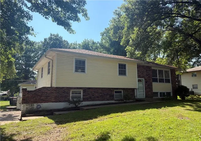 Photo 2 of Single family home for sale at 207 East 10th St, Kearney, MO 64060 | MLS# 2642956 | Listing updated on 2026-09-19