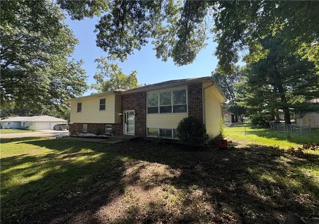 Photo 3 of Single family home for sale at 207 East 10th St, Kearney, MO 64060 | MLS# 2642956 | Listing updated on 2026-09-19