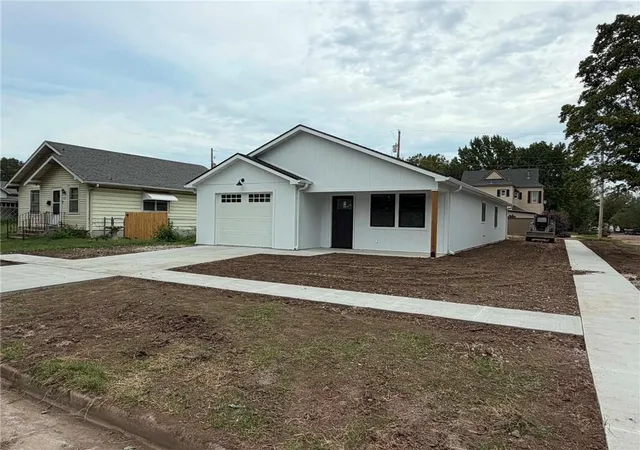 Photo 1 of Sale Pending at 423 S Holbrook St, Fort Scott, KS 66701 | MLS# 2642966 | Listing updated on 2026-10-02