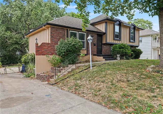 Photo 3 of Single family home for sale at 6012 E 107th Terrace, Kansas City, MO 64134 | MLS# 2642969 | Listing updated on 2026-09-19