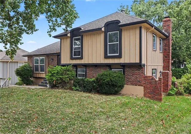 Photo 3 of Single family home for sale at 6012 E 107th Terrace, Kansas City, MO 64134 | MLS# 2642969 | Listing updated on 2026-09-19