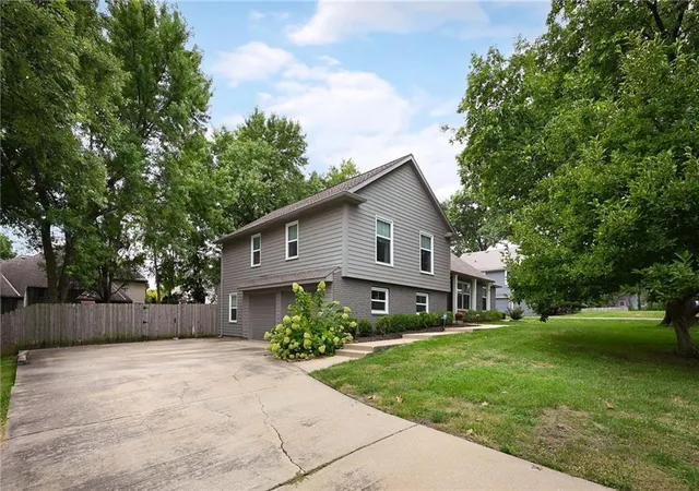 Photo 3 of Single family home for sale at 5421 W 96th Terrace, Overland Park, KS 66207 | MLS# 2642975 | Listing updated on 2026-10-01