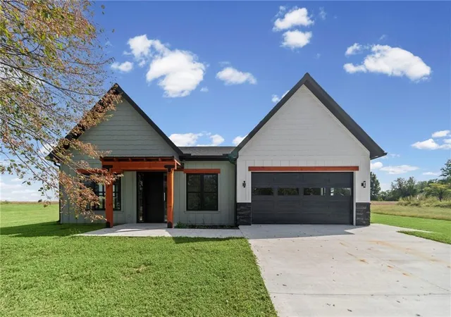 Photo 1 of Single family home for sale at 2004 Country Clb Dr, Carrollton, MO 64633 | MLS# 2642987 | Listing updated on 2026-09-19