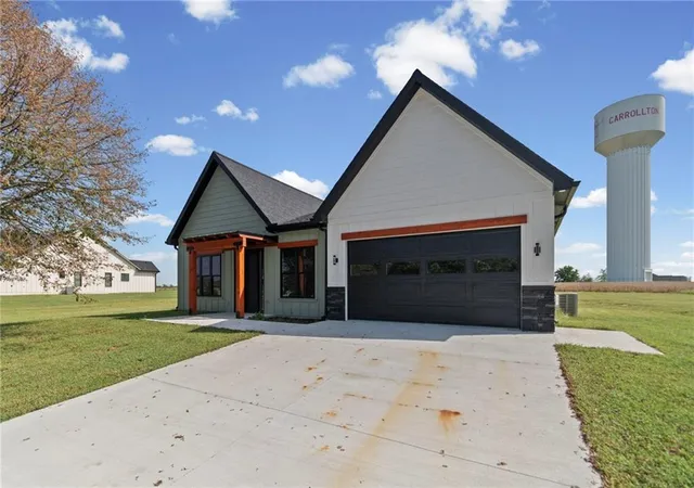 Photo 2 of Single family home for sale at 2004 Country Clb Dr, Carrollton, MO 64633 | MLS# 2642987 | Listing updated on 2026-09-19