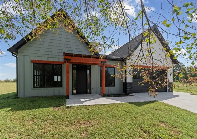Photo 3 of Single family home for sale at 2004 Country Clb Dr, Carrollton, MO 64633 | MLS# 2642987 | Listing updated on 2026-09-19