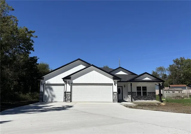 Photo 1 of Single family home for sale at 105 W Fawn Dr, Savannah, MO 64485 | MLS# 2642988 | Listing updated on 2026-10-05