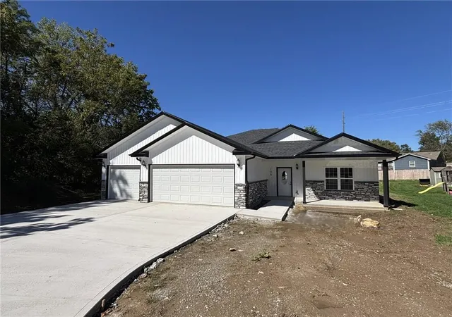 Photo 3 of Single family home for sale at 105 W Fawn Dr, Savannah, MO 64485 | MLS# 2642988 | Listing updated on 2026-10-05