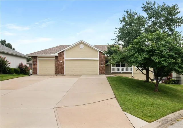Photo 3 of Single family home for sale at 1715 Overbrook Ln, Raymore, MO 64083 | MLS# 2642992 | Listing updated on 2026-10-05