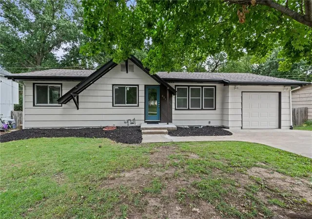 Photo 2 of Single family home for sale at 221 Wilshire Blvd, Liberty, MO 64068 | MLS# 2642995 | Listing updated on 2026-09-29
