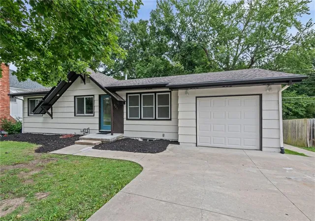 Photo 3 of Single family home for sale at 221 Wilshire Blvd, Liberty, MO 64068 | MLS# 2642995 | Listing updated on 2026-09-29