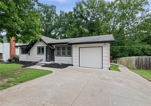 Photo 3 of Single family home for sale at 221 Wilshire Blvd, Liberty, MO 64068 | MLS# 2642995 | Listing updated on 2026-09-29