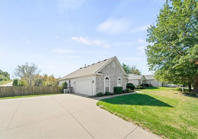 Photo 3 of Single family home for sale at 15605 Meadow Ct, Platte City, MO 64079 | MLS# 2642999 | Listing updated on 2026-10-13