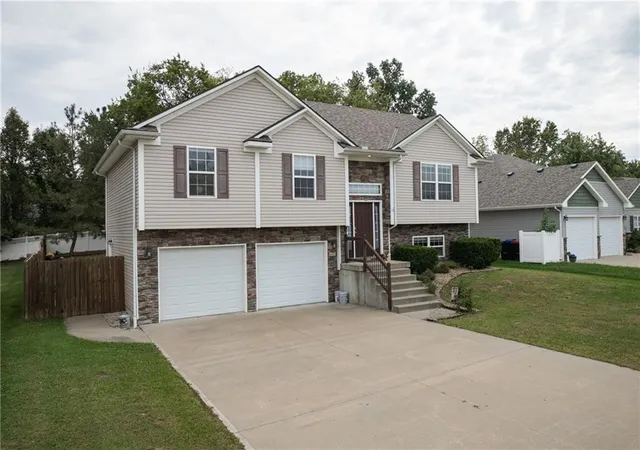 Photo 1 of Single family home for sale at 605 Oakmont Dr, Warrensburg, MO 64093 | MLS# 2643005 | Listing updated on 2026-10-05