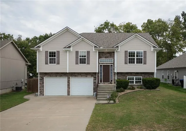 Photo 2 of Single family home for sale at 605 Oakmont Dr, Warrensburg, MO 64093 | MLS# 2643005 | Listing updated on 2026-10-05