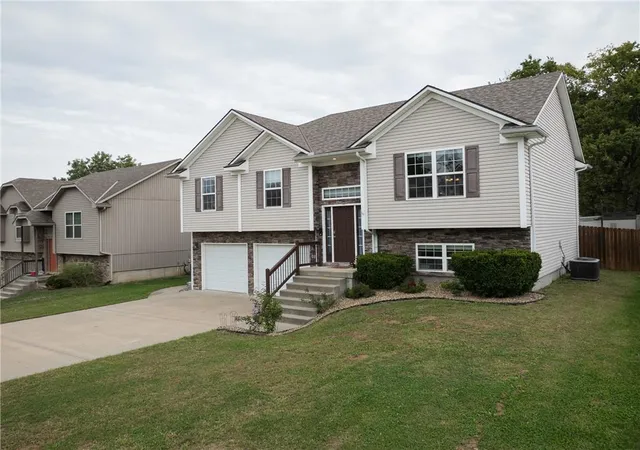 Photo 3 of Single family home for sale at 605 Oakmont Dr, Warrensburg, MO 64093 | MLS# 2643005 | Listing updated on 2026-10-05