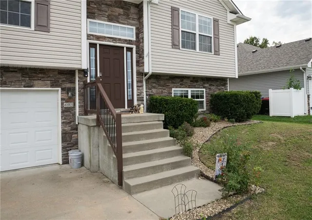 Photo 3 of Single family home for sale at 605 Oakmont Dr, Warrensburg, MO 64093 | MLS# 2643005 | Listing updated on 2026-10-05