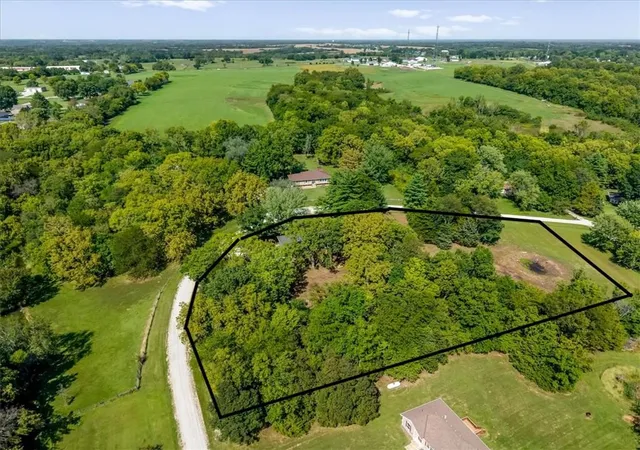 Photo 3 of Sale Pending at 33251 Koala Cir, Excelsior Springs, MO 64024 | MLS# 2643008 | Listing updated on 2026-09-26