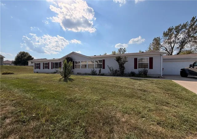Photo 2 of Single family home for sale at 401 Sycamore Ct, Oak Grove, MO 64075 | MLS# 2643009 | Listing updated on 2026-09-19