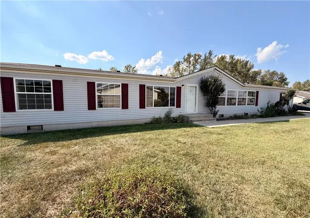 Photo 3 of Single family home for sale at 401 Sycamore Ct, Oak Grove, MO 64075 | MLS# 2643009 | Listing updated on 2026-09-19