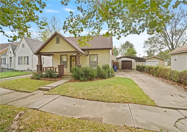 Photo 3 of Single family home for sale at 1321 W 6th Street, Coffeyville, KS 67337 | MLS# 2643021 | Listing updated on 2026-10-08