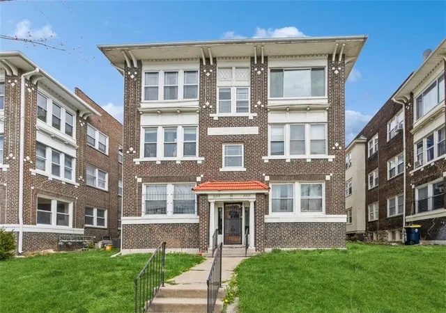 Photo 3 of Sale Pending at 3317 Gillham Rd #3S, Kansas City, MO 64109 | MLS# 2643022 | Listing updated on 2026-09-27