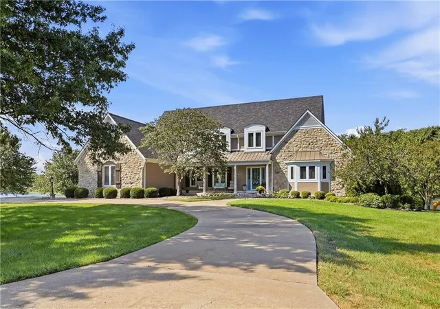 Photo 3 of Sale Pending at 15592 S Greenwood St, Olathe, KS 66062 | MLS# 2643037 | Listing updated on 2026-09-26