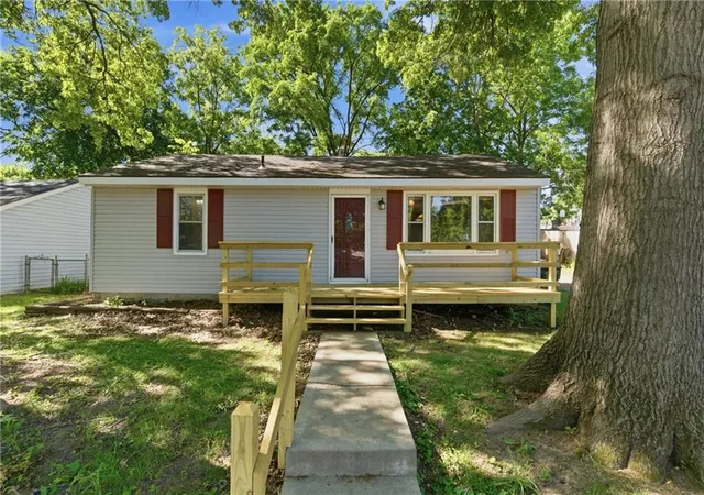 Photo 2 of Single family home for sale at 1615 Terry St, Leavenworth, KS 66048 | MLS# 2643039 | Listing updated on 2026-09-29
