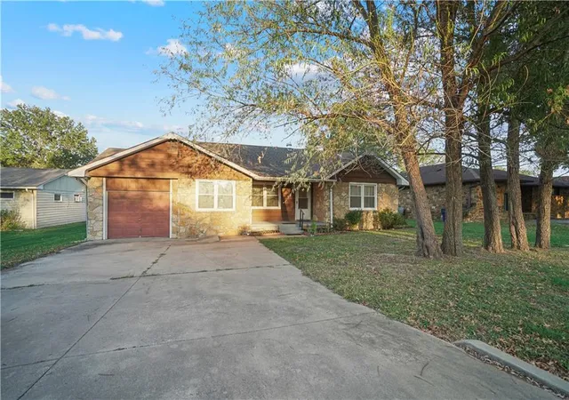 Photo 2 of Single family home for sale at 303 S Overlook Dr, Coffeyville, KS 67337 | MLS# 2643041 | Listing updated on 2026-10-02