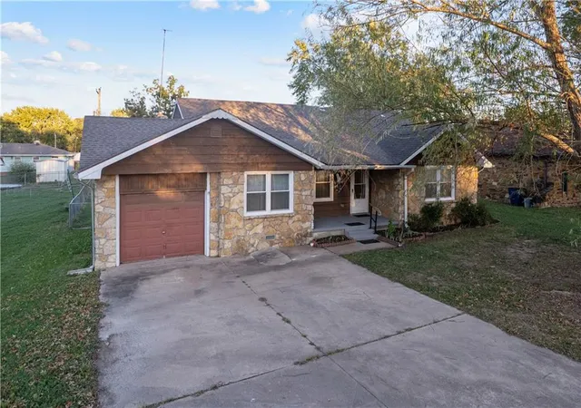 Photo 3 of Single family home for sale at 303 S Overlook Dr, Coffeyville, KS 67337 | MLS# 2643041 | Listing updated on 2026-10-02