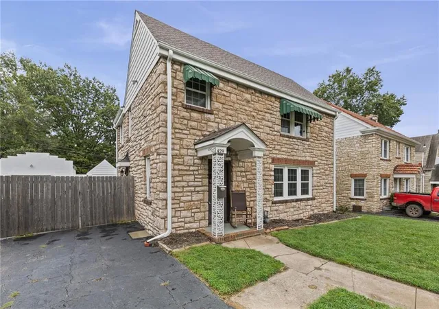 Photo 2 of Single family home for sale at 429 N Van Brunt Blvd, Kansas City, MO 64123 | MLS# 2643052 | Listing updated on 2026-10-05