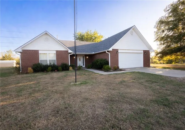 Photo 3 of Single family home for sale at 914 Mcbean Ln, Coffeyville, KS 67337 | MLS# 2643065 | Listing updated on 2026-09-22