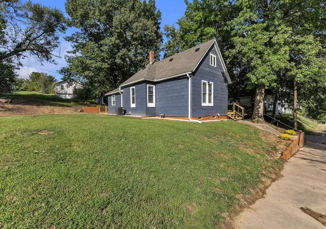 Photo 3 of Single family home for sale at 523 Shady Ave, Saint Joseph, MO 64505 | MLS# 2643067 | Listing updated on 2026-10-05