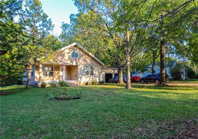 Photo 3 of Single family home for sale at 718 S Chestnut St, Olathe, KS 66061 | MLS# 2643076 | Listing updated on 2026-10-01