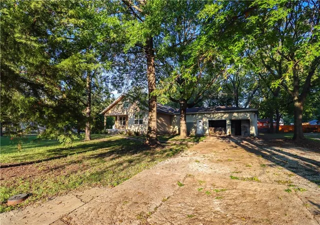 Photo 4 of Single family home for sale at 718 S Chestnut St, Olathe, KS 66061 | MLS# 2643076 | Listing updated on 2026-10-01