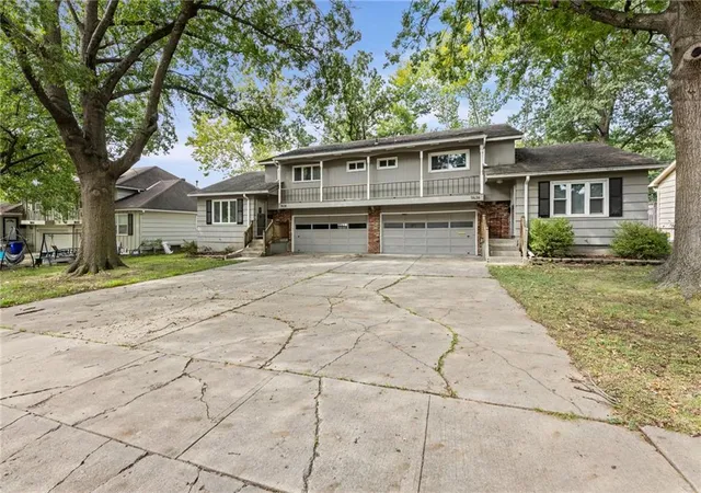 Photo 3 of Multi family home for sale at 9636 Outlook Dr, Overland Park, KS 66207 | MLS# 2643077 | Listing updated on 2026-10-03