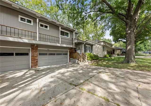 Photo 4 of House for sale at 9636 Outlook Dr, Overland Park, KS 66207 | MLS# 2643077 | Listing updated on 2026-10-03