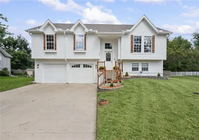 Photo 1 of Single family home for sale at 810 S Morgan Dr, Peculiar, MO 64078 | MLS# 2643078 | Listing updated on 2026-09-28