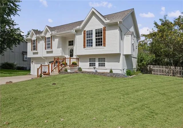 Photo 2 of Single family home for sale at 810 S Morgan Dr, Peculiar, MO 64078 | MLS# 2643078 | Listing updated on 2026-09-28