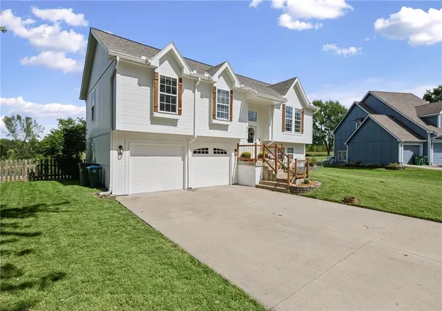 Photo 3 of Single family home for sale at 810 S Morgan Dr, Peculiar, MO 64078 | MLS# 2643078 | Listing updated on 2026-09-28