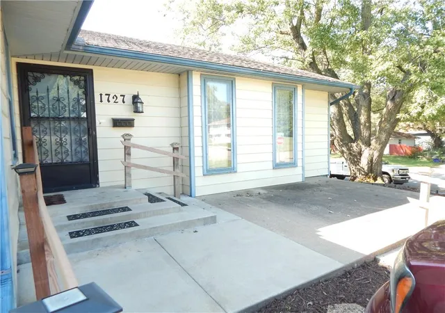 Photo 1 of Single family home for sale at 1727 Dakota St, Leavenworth, KS 66048 | MLS# 2643086 | Listing updated on 2026-10-04