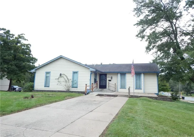 Single family home for sale at 1727 Dakota St, Leavenworth, KS 66048 | MLS# 2643086