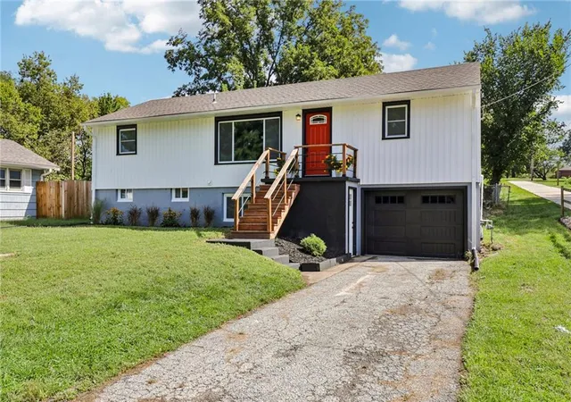 Photo 2 of Single family home for sale at 2907 S 29th Street, Saint Joseph, MO 64503 | MLS# 2643092 | Listing updated on 2026-10-04