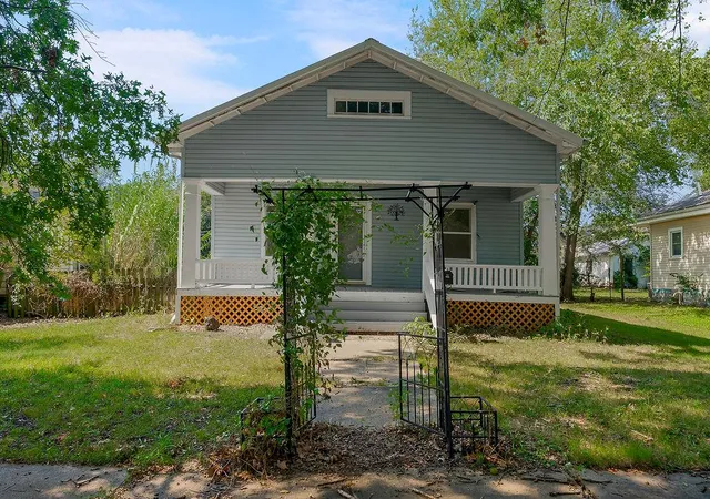 Photo 2 of Single family home for sale at 724 N Oak St, Ottawa, KS 66067 | MLS# 2643095 | Listing updated on 2026-09-28