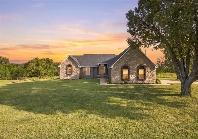 Single family home for sale at 2064 N 900 Road, Eudora, KS 66025 | MLS# 2643101