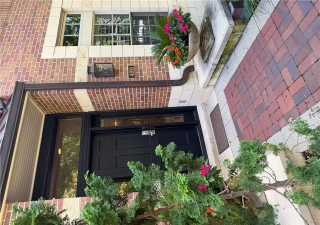 Photo 2 of Townhouse for sale at 4911 Wyandotte St, Kansas City, MO 64112 | MLS# 2643111 | Listing updated on 2026-10-06