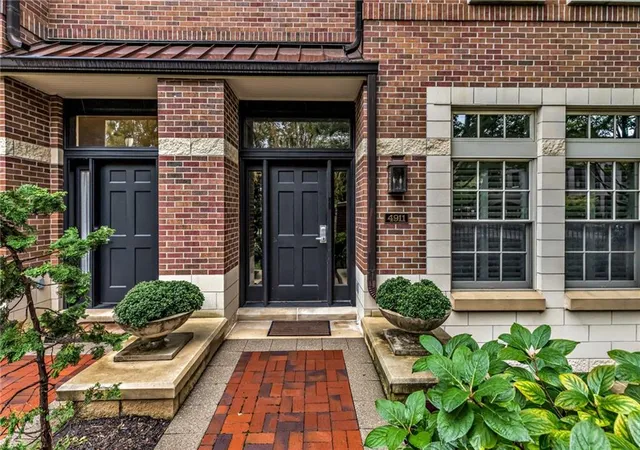 Photo 3 of Townhouse for sale at 4911 Wyandotte St, Kansas City, MO 64112 | MLS# 2643111 | Listing updated on 2026-10-06