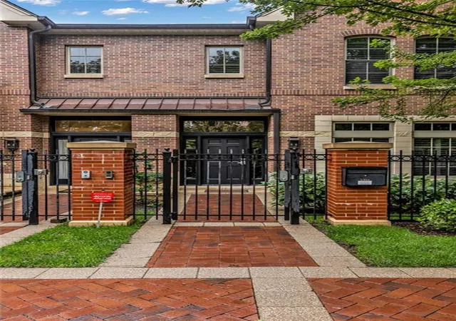 Photo 3 of Townhouse for sale at 4911 Wyandotte St, Kansas City, MO 64112 | MLS# 2643111 | Listing updated on 2026-10-06