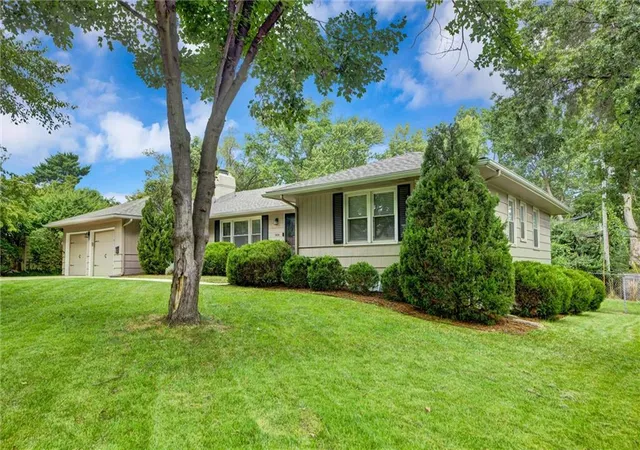 Photo 2 of Sale Pending at 904 W 96th Street, Kansas City, MO 64114 | MLS# 2643112 | Listing updated on 2026-09-28