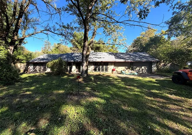 Photo 2 of Single family home for sale at 1405 Lynwood Ct, Liberty, MO 64068 | MLS# 2643136 | Listing updated on 2026-10-07